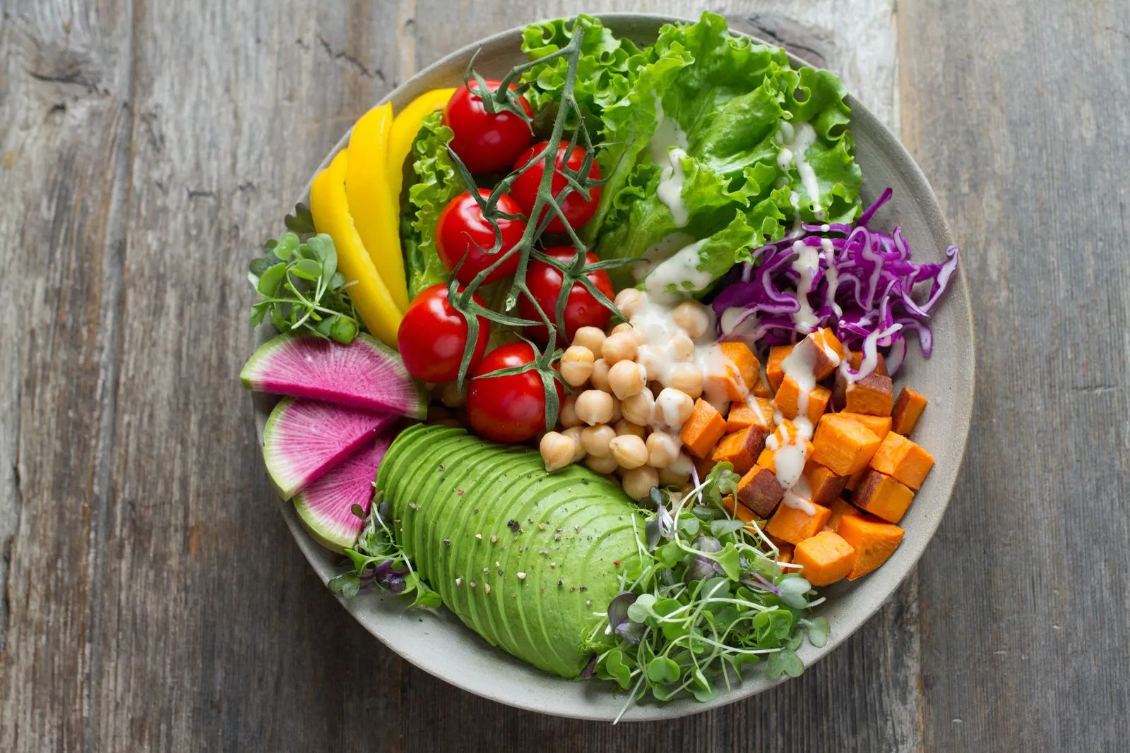 Colourful salad bowl with avocado, tomatoes and chickpeas
